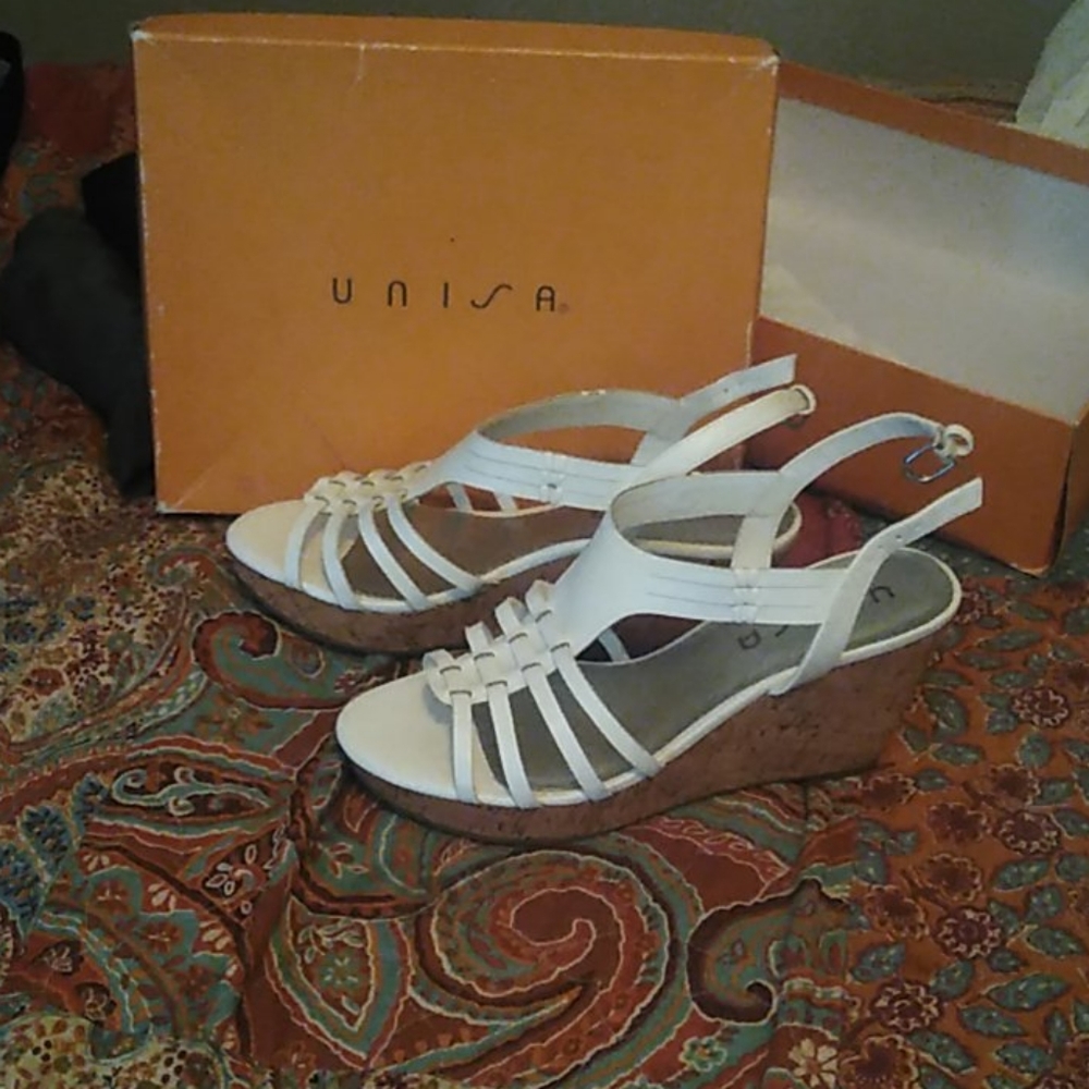 STUNNING WHITE WEDGE SANDALS